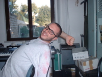 Luca durante la registrazione del demo